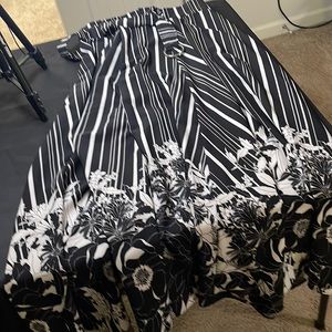 BEAUTIFUL Free flowing long New York & Company Skirt Size L black and white